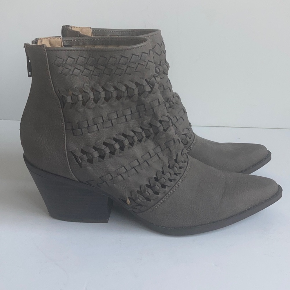 Seven Dials Quinn zip up ankle bootie gray